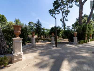A met� del sentiero vi � una piazzola che conduce all�anfiteatro �di verzure�